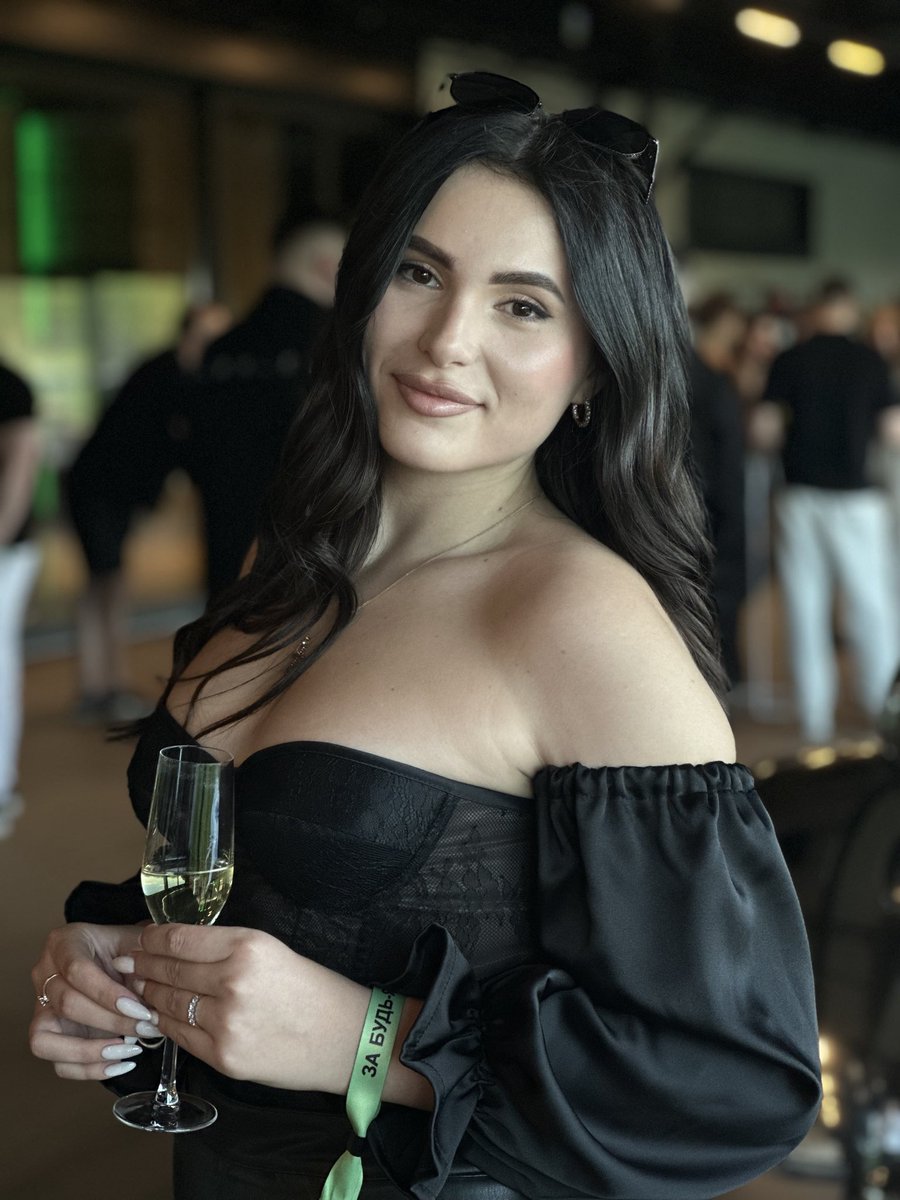 findomonica's tweet photo. Living my perfect life while you’re earning for it💅

findom  femdom  paypig  sub  goddess https://t.co/cdJZZs537K