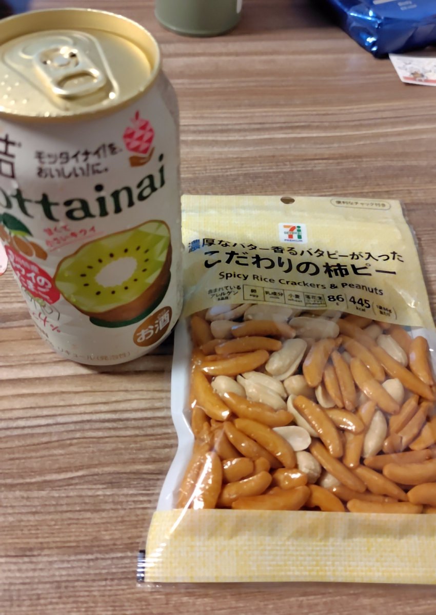 daimoro1228's tweet photo. 金曜日だってのに出張→飲み会で家には帰れず(´•ω• ` )やけ酒やー
セブンの柿ピーは至高🍺 https://t.co/358doDKGTt