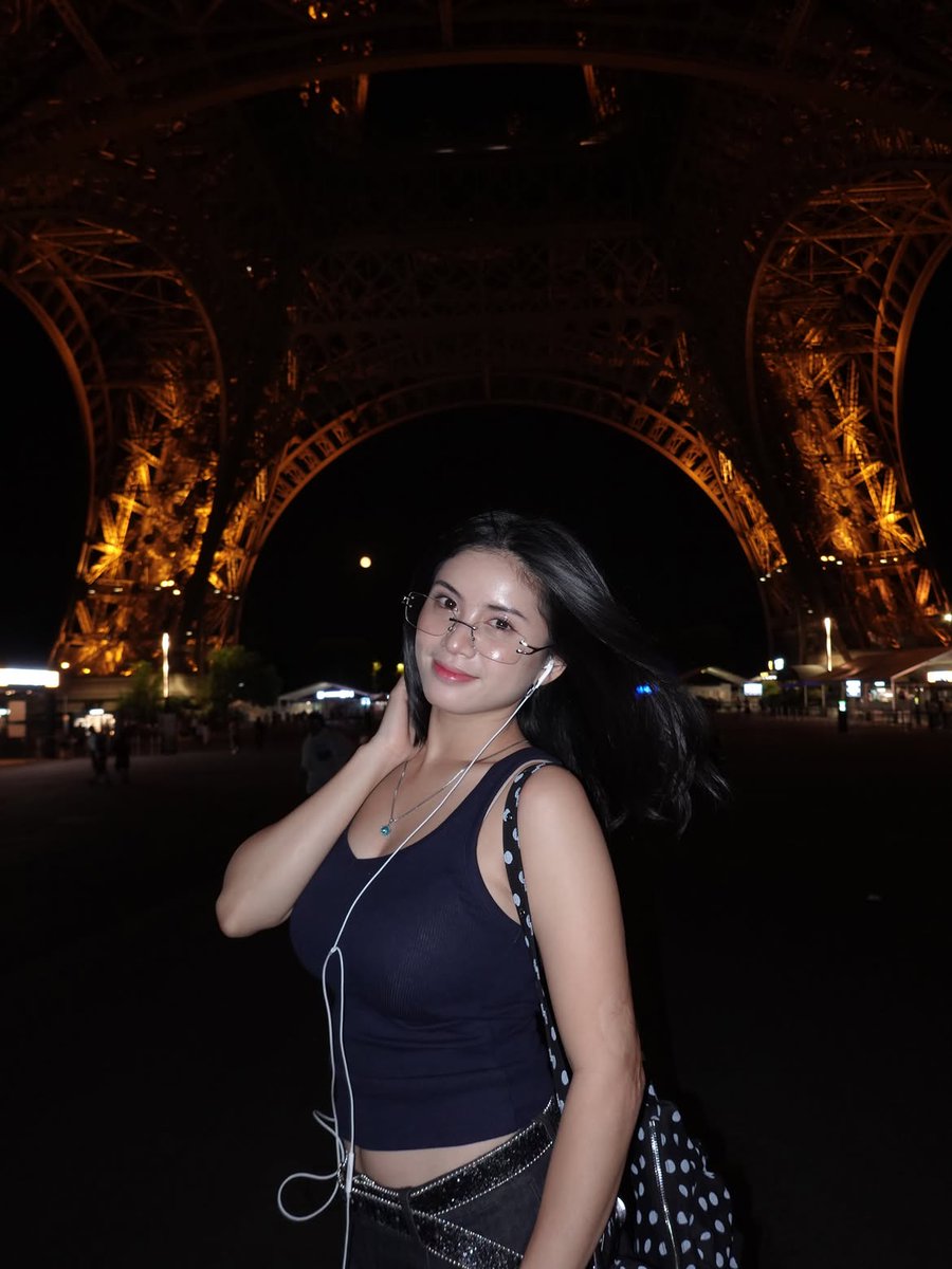 insidefolkative's tweet photo. Potret Melati Sesilia saat sedang di Paris 🇫🇷 https://t.co/CC0kiJNOAx