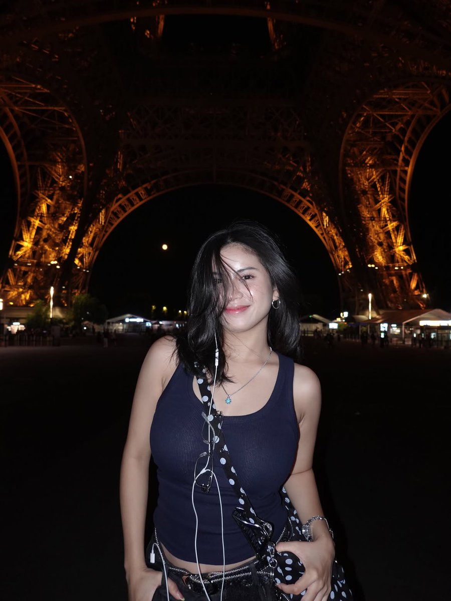 insidefolkative's tweet photo. Potret Melati Sesilia saat sedang di Paris 🇫🇷 https://t.co/CC0kiJNOAx