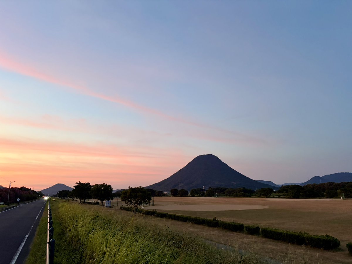 runride88's tweet photo. いつものランニングコースは薄い雲が夕陽に染まり、エモいマジックアワーでした🌆
因みに本日はランオフ😅
#magichour #emotional #休足日 https://t.co/4t286adNQd