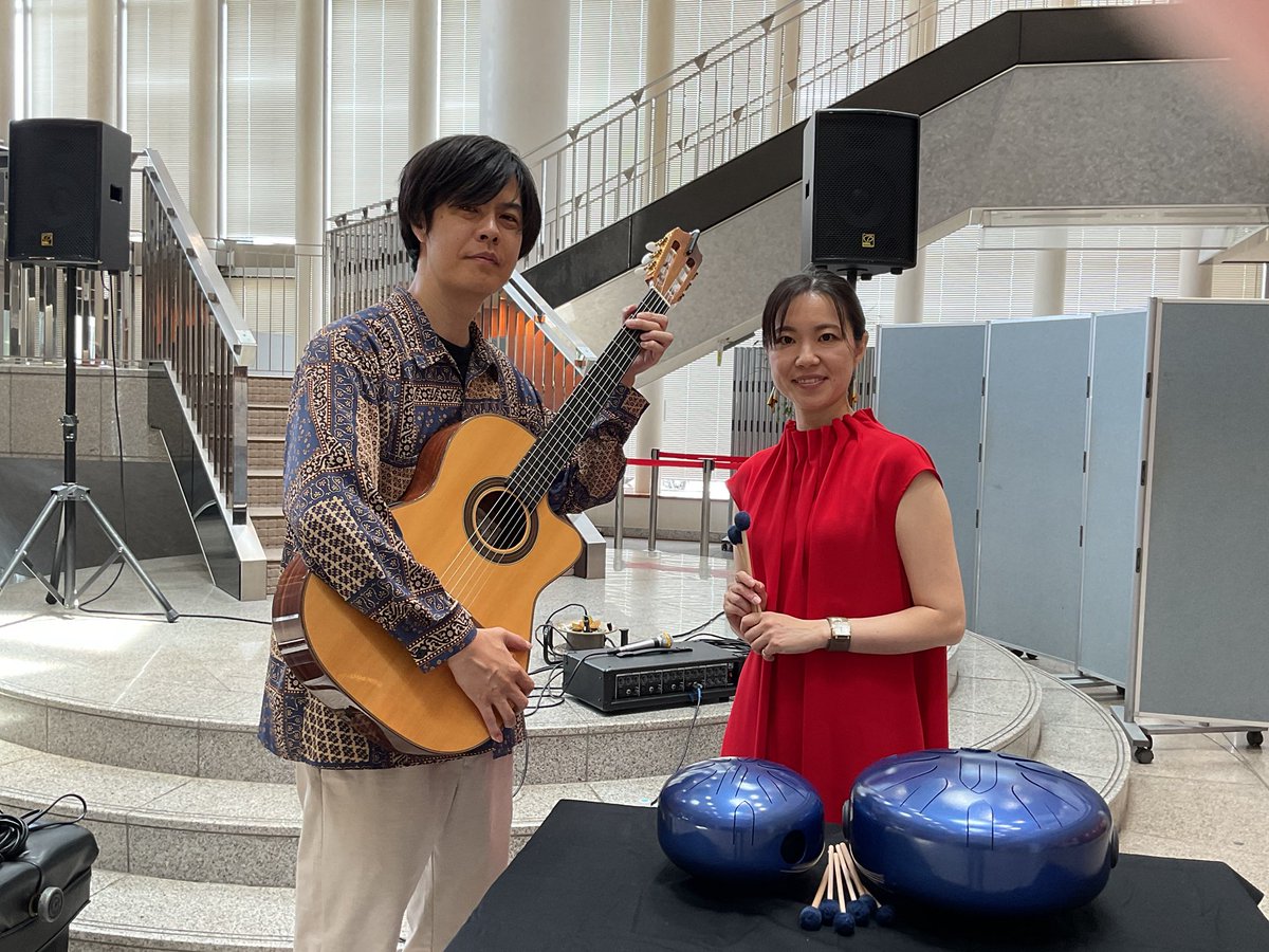 KomorebiHall's tweet photo. 🌻第15回 #こもれびフリーライブ、終了しました♪
風蘭のお2人が奏でるさざなみドラムとギタ���の涼やかな音色に、暑さを忘れるひととき🍃🎶
終演後には急きょ「さざなみドラム体験会」を開催！
お子さんはもちろん、大人の皆さんも笑顔で楽しんでくださいました😊
皆さま、ありがとうございました！ https://t.co/cnYelFLlKa