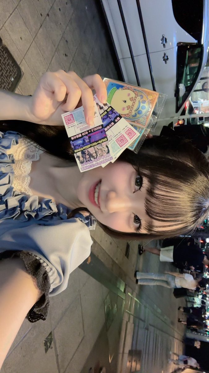 fantasy_amu's tweet photo. 店下チラシいます！
前はおちゃんに、ちいかわのウエハース欲しいって言ったんだけど覚えててくれて買ってきてくれて神！！

あむ今日3割マシでやる気元気💪🏻❤️‍🔥❤️‍🔥 https://t.co/8dTLdHiGkG