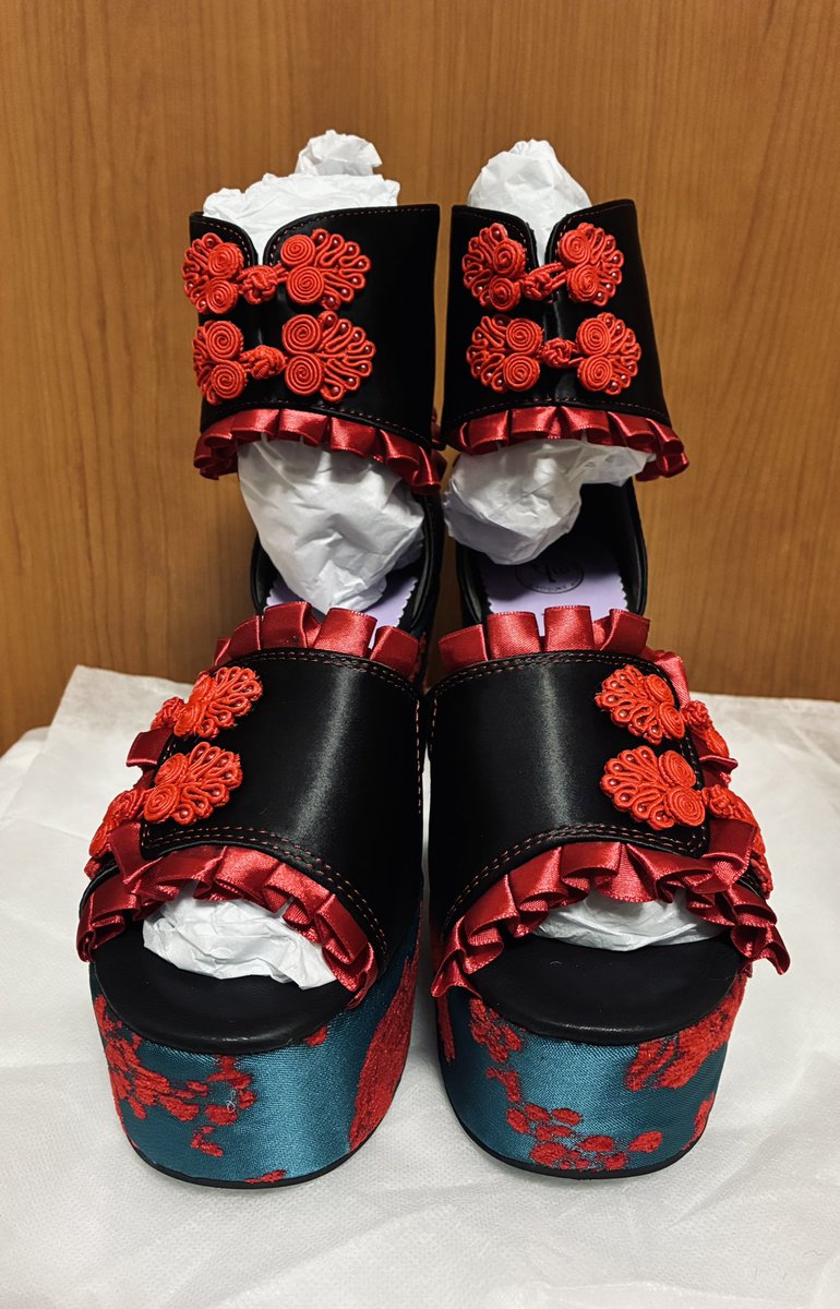 plus_alice666's tweet photo. あぁ、可愛い。何て可愛い靴なんだろう。
今年の夏は楽しいな。
普通に週5日で仕事だし、外は雨降ってるけれど、いいんだー。
ライブの時に何着るか考えていれば楽しいんだ。 https://t.co/AIi5EbjNDg