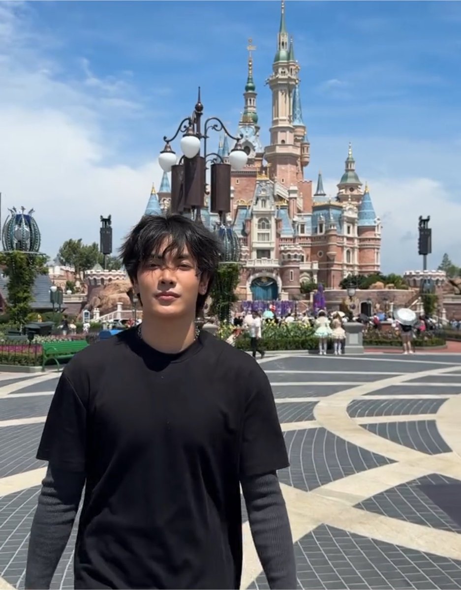 ceqilah's tweet photo. Main character energy at Disneyland😆

Cr : boat_trs (Ig)

#จุงอาเชน #JoongArchen https://t.co/vISt8x1Ne1