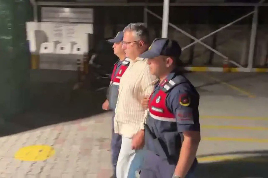 thshaber's tweet photo. Dün gece Jandarma tarafından gözaltına alınan Cem Küçük’ün,

•⁠  ⁠Kıbrıs merkezli Diyalog Gazetecilik’ten 17 kez,

•⁠  ⁠⁠Çin merkezli GBtimes Global’den 20 kez,

•⁠  ⁠⁠T.S. isimli şahıstan 27 kez,

•⁠  ⁠⁠Mehmet Aydın isimli şahıstan 27 kez,

•⁠  ⁠⁠Sezer Sezginer isimli şahıstan 17 kez,
para ödemeleri aldığı tespit edildi.

Küçük'ün T.S. isimli şahıstan aldığı ödemelerin, rüşvet suçlamalarının odağındaki bir avukatın imajını kurtarmaya yönelik sosyal medya kampanyası kapsamındaki "hakedişi" olduğu değerlendiriliyor.

(Zihni Çakır)