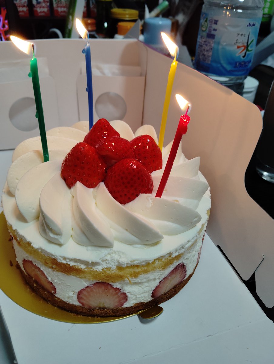 wally_DARTS's tweet photo. 誕生日なので久しぶりにホールケーキなどいただきました https://t.co/NVAnAcNFKH
