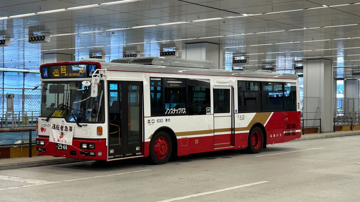 SpacerunnerUA's tweet photo. 赤バスは630がオススメ
631の方がより広いけどカーテン無いしUVカットしないガラスなのでこちらを推す https://t.co/uwstjDwlZD