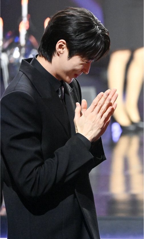 sneezing_b's tweet photo. 형 상받는데 기뻐서 눈꼬리 다 휘엇자나 https://t.co/oIac4Jo7hW