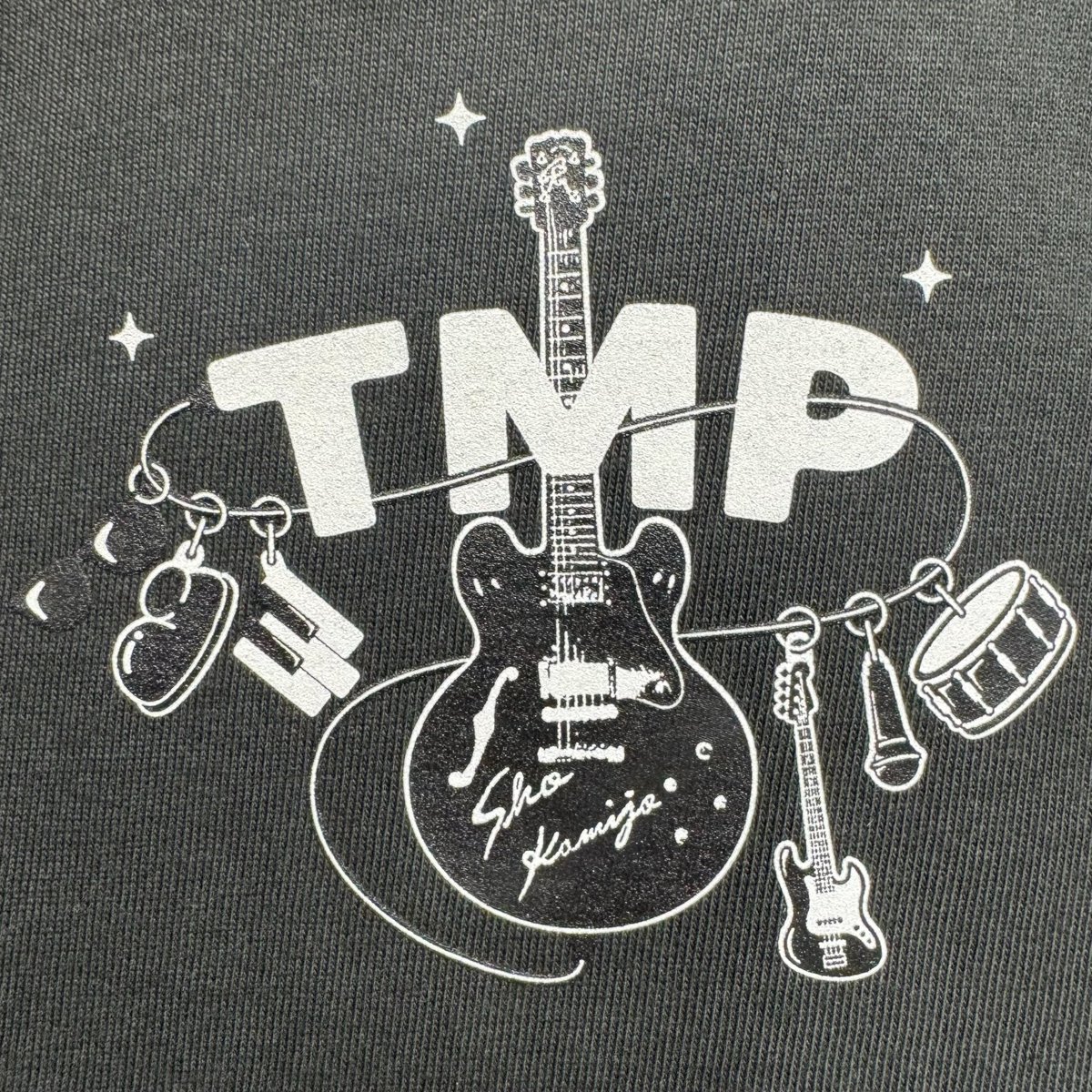 shokamijo's tweet photo. 明日のThe Music Place のためにTシャツ作っちゃいました！
最高です🙌
数に限りがあります！
是非お買い求めください！
販売は開場してから13:15より🙌😊
33:3のデビューアルバムもあります！

The Music Place Tシャツ￥5000税込
33:3 CD ￥3300税込
Sho Kamijo "Nobody Like You" CD ¥3500税込 https://t.co/ENy04cNN8t
