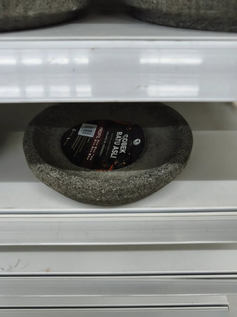 Smash1014314's tweet photo. Saya penasaran, ada yang pernah beli cobek batu di Mr DIY? 😂 Ini beneran batu asli kan, bukan hasil cetakan semen? Harganya Rp89 ribu. 😅 https://t.co/TWbfpzK3Tk