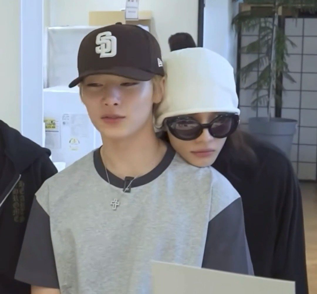 Zyyncake's tweet photo. they’re so openly affectionate, like they want everyone to know just how whipped they are. hyunjin really is the type to just be himself and act on what he feels... https://t.co/bdPVo6qanH