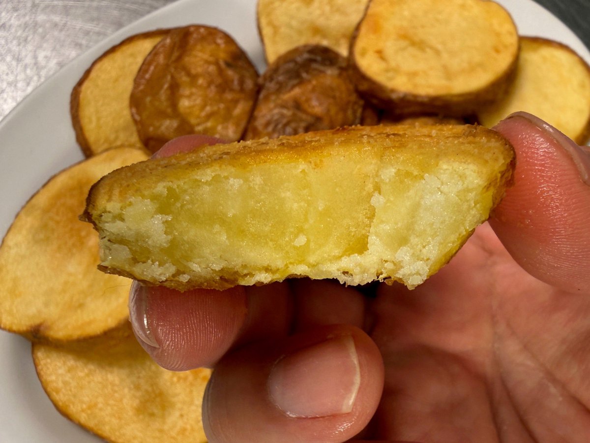 h_gashiyama's tweet photo. ＂芋のうまさ＂を味わう最高のフライドポテト

これ、東山家で昔から食べてるやつ
＂芋を味わう＂という点で、右に出るフライドポテトはないと思う！

レンチン加熱→小麦粉まぶす→フライパンで揚げるだけ
「アジシオ®︎」の塩気＆うま味が芋の味を完璧に引き立てる

【PR】味の素KK 「アジシオ®︎」

【材料】
じゃがいも…2〜3個
小麦粉…適量
油…適量
「アジシオ®︎」…適量

【作り方】
①じゃがいもを洗って、1cm幅にカット
②ボウルに水をはり、じゃがいもを入れて10分ほど水にさらす
※余分なデンプンが流れて、めっちゃカリッとしやすくなる！
③皿に並べて、ラップをして電子レンジで600W4分加熱
④取り出したら、表面の水気をキッチンペーパーで拭き取る
⑤表面に小麦粉をまぶす
⑥フライパンに油を1cmの高さまで入れて中火加熱
⑦芋を入れてすぐに泡立つ温度で、時々ひっくり返しながら揚げる
⑧おいしそうにこんがり揚がったら完成！

ちなみに、これな…冷めてもうまい
なんなら、冷めた時が1番うまいまである

簡単だし本当に作ってみてほしい、マジで