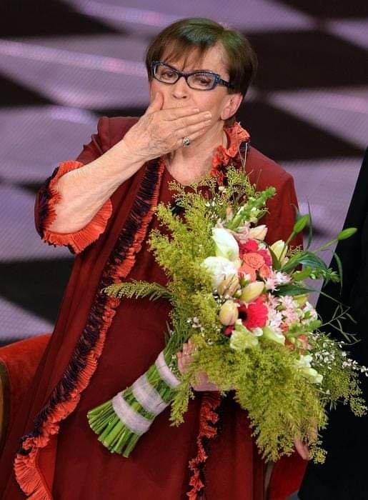 Rossella660's tweet photo. Quel giorno andai a piazzale Loreto volevo vedere se il duce era davvero morto.
E vuol sapere se ho provato pietà? No. Nessuna
Ora è comodo giudicare a distanza, bisognava averlo vissuto quel terrore 
Per noi la giovinezza iniziò il 25 aprile

31 luglio 1920 nasceva Franca Valeri https://t.co/K3dX70ACPi