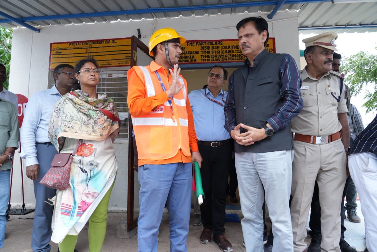 SCoRAILWAYVSKP's tweet photo. Moving forward with the inspection, South Coast Railway GM Shri Sandeep Mathur evaluated LC Gate No. 219 in the Cumbum Tank–Cumbum section. He engaged with the gatekeeper to review safety protocols, readiness, and official registers, reiterating that uncompromised alertness and procedural compliance remain paramount.
#IndianRailways
@RailMinIndia
@DRMVSKPSCoR
@drmgtl
@drmgnt
@drmvijayawada
@serailwaykol
@SCRailwayIndia