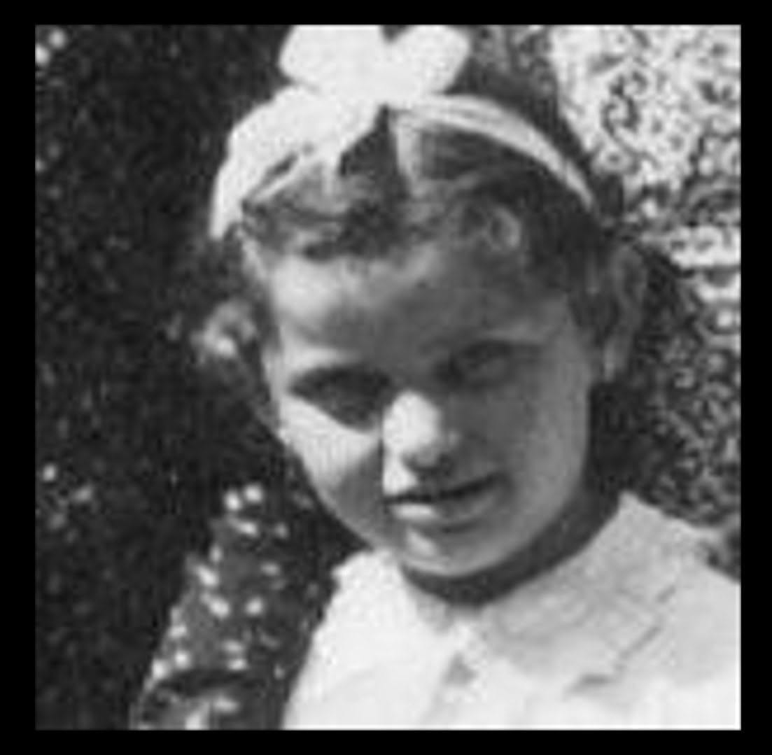Church22669Kyle's tweet photo. 31 July 1937 | A Hungarian Jewish girl, Rózsa Schwarcz, was born.
In 1944 she was deported to #Auschwitz
It took Rózsa's dad, Erno, 60 years after the murders of his 2 kids And wife to fill out their testimonies at YV. He was by then 96+a survivor of years of slav labor as a 'munka szolgalato'
Sandor°14-5-1943, Rózca, 6 & mum Ilona, 34 were taken from the Ghetto And deported 6-2-44.
Rózsa's parents had ran a shop together.
Ilóna was born 6-11-1912 to Samuel Katz+Rozala Rozenberg.
Ernö (1910-2011) was the son of Lipót Schwarcz And Rebeka Friedmann.
He posted Rózsa's And  Sandor's  birth certificates at #YadVashem