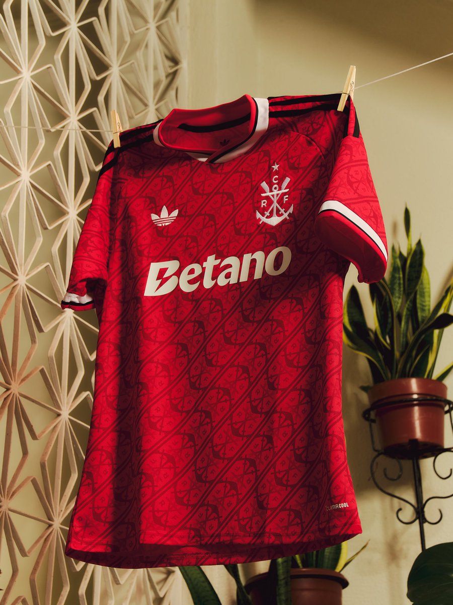 classicshirts's tweet photo. 🚨𝑺𝑯𝑰𝑹𝑻 𝑨𝑳𝑬𝑹𝑻: The new Flamengo away shirt.

What do you think? 🤔 https://t.co/RbN1Me4RPr