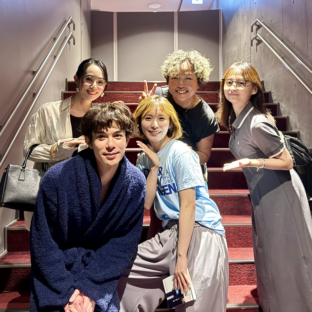yukayuka210's tweet photo. #ディアエバンハンセン 観てきました！実は一年半前から主演のかっきーのレッスンしておりました。本当に素晴らしかった！この作品の為に忙しくても通ってくれたかっきー。そして少しだけ松岡茉優ちゃんもレッスン来てくれました。2人とも最高でした！
偶然にも咲妃みゆちゃんも来てたのでパチリ。 https://t.co/UT8xks7OIf