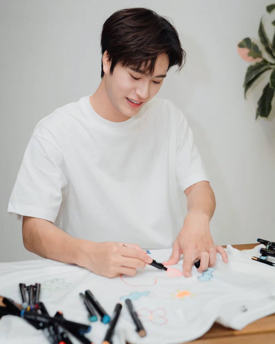 nongsiii's tweet photo. gemini_nt IG 🥹🤍

#พกปากกาชาร์ปี้เพราะทุกที่คือพื้นที่สร้างสรรค์ #SharpieThailand #SharpieTheWorldIsYourCanvas
#Gemini_NT #เจมีไนน์  

แม่ๆ Gen Y ครับ สรุปรู้จักยังครับ? (แซวเล่นนะครับ) ขอแวะมาโชว์ผลงานหน่อย ยังอยากเห็นทุกคนใส่เสื้อขาวมาหาผม แล้วก็อย่าลืมพกปากกา Sharpie มาแบ่งปันงาน Art บนเสื้อเพื่อนๆด้วยนะครับ 😆

ผมแนะนำรุ่น "ด้ามดำ" ชื่อรุ่น "Sharpie Creative Marker" เหมาะกับงาน Art เขียนได้หลายพื้นผิว มีหลากหลายสี Warm tone, Earth tone, สีสด

จะเอามาออกแบบลงเสื้อผ้า กางเกงยีนส์ หมวก กระเป๋าก็ได้ อย่าลืมเอามาอวดกันนะครับ! 
#SharpieCreativeChallenge @/sharpie_thailand
 
🎨Shopee ร้าน 'newell_official' โค้ดร้านค้าลดทันที 25% โปรเสื้อขาว Sharpie (Code : NEWEWTS25 วันนี้-30ก.ย.69)
🎨B2S ทุกสาขา ลดทันที 150 บาท เมื่อซื้อ Sharpie ครบ 500 บาท วันนี้-31 ส.ค.69