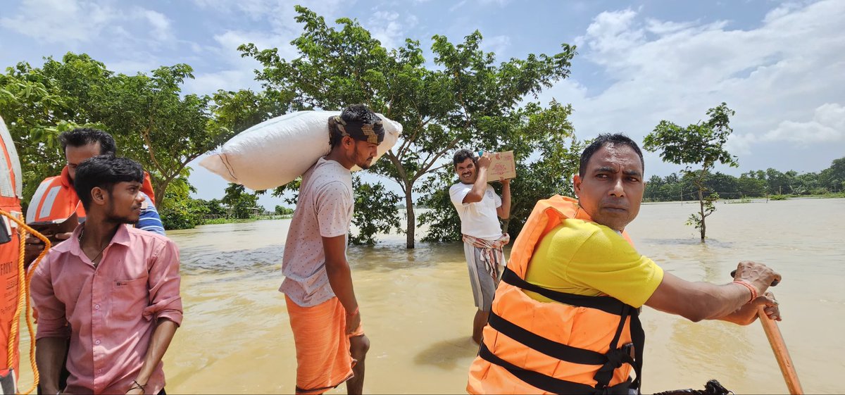 tdr_chan's tweet photo. Relief operations are actively underway in Nalgunda and Ghatapur GP. Ground teams and local administration are navigating marooned areas by boat to deliver dry food rations, essential supplies, and immediate aid directly to affected families. https://t.co/r6359S8EKa