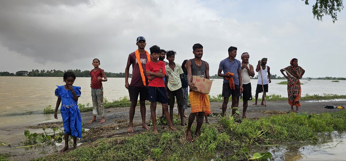 tdr_chan's tweet photo. Relief operations are actively underway in Nalgunda and Ghatapur GP. Ground teams and local administration are navigating marooned areas by boat to deliver dry food rations, essential supplies, and immediate aid directly to affected families. https://t.co/r6359S8EKa