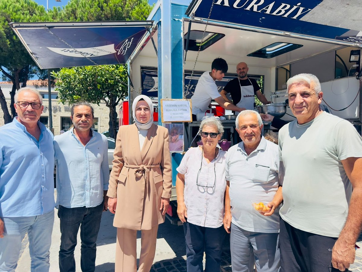 cesmeakparti's tweet photo. İlçe Başkanımız Sn.@pinarozen76 , Mahalle Başkanları ve Teşkilatımız, teşkilatımızın her kademesinde büyük bir özveriyle görev yapmış ve bir yıl önce Hakk’ın rahmetine kavuşan kıymetli dava arkadaşımız Yasemin Kartal ablamız adına düzenlenen lokma hayrına katılım sağladılar. https://t.co/fgEal9aVsD