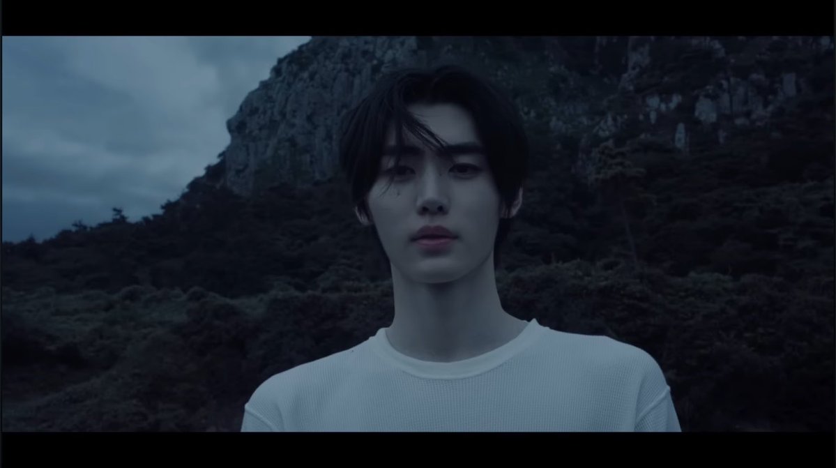 hooniish's tweet photo. please give my boy a break 😭 https://t.co/2qvGY17CwX