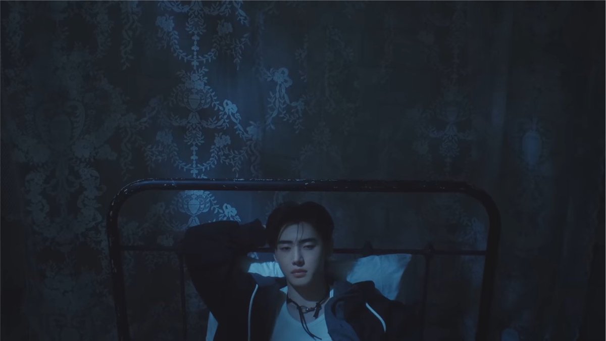 hooniish's tweet photo. please give my boy a break 😭 https://t.co/2qvGY17CwX