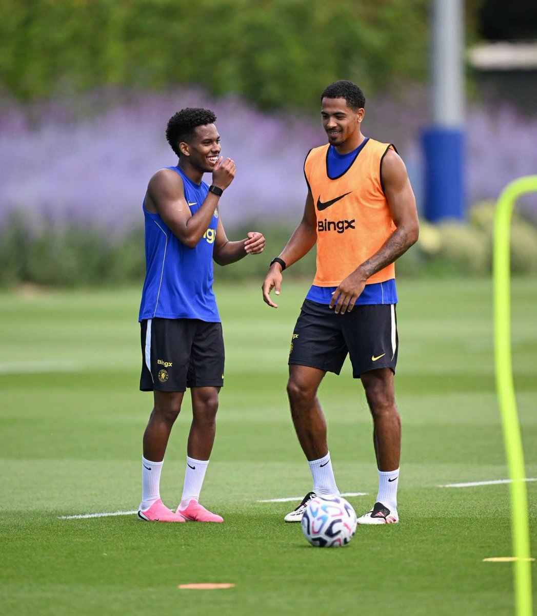 EbereCFC's tweet photo. Bro has learned English and he's trolling everyone 😭

He's asking colwill why he's acting like a school principal lately 😂 https://t.co/nzNVOfKcRI