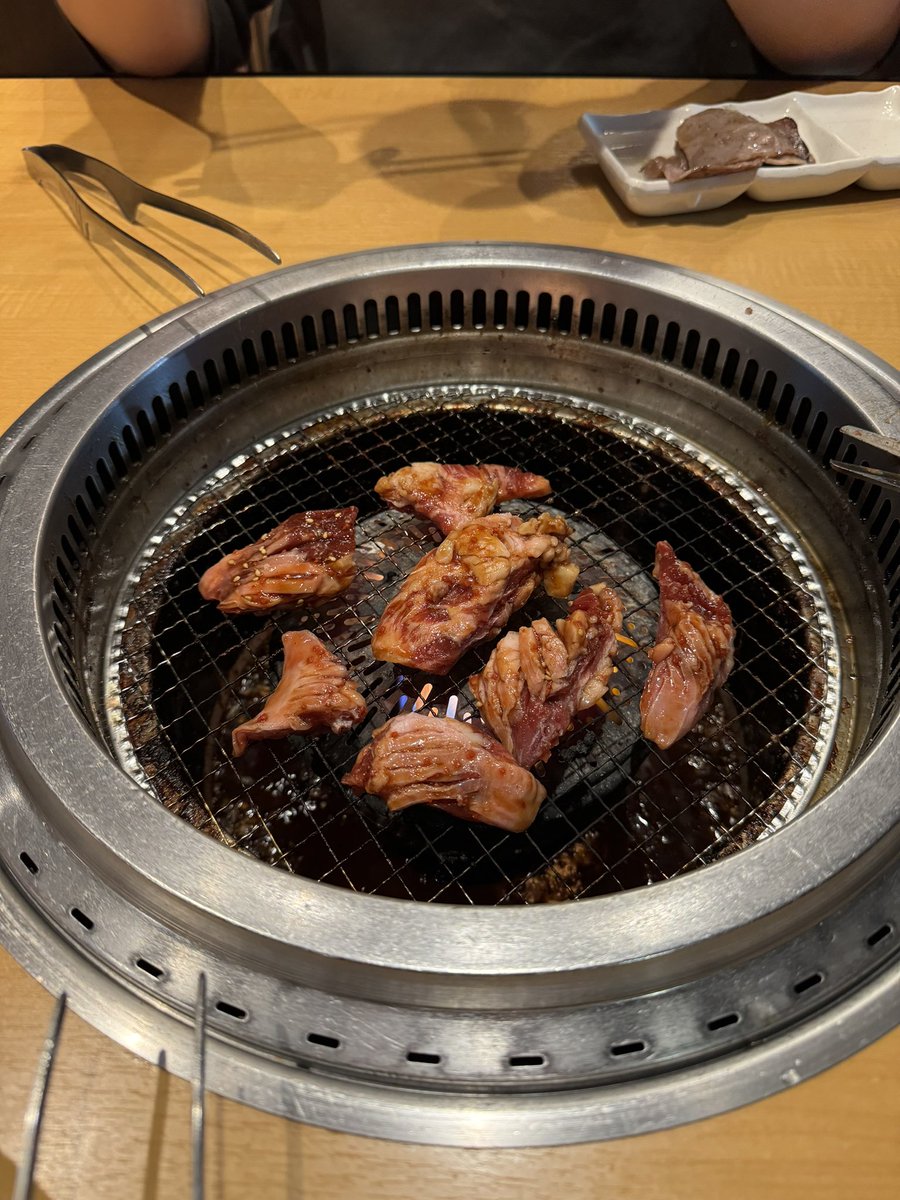 smooooch0529's tweet photo. へとへとになるまで酷使された身体に死んだ牛の肉のたんぱく質を注入🐄🔥 https://t.co/pctDHjansG