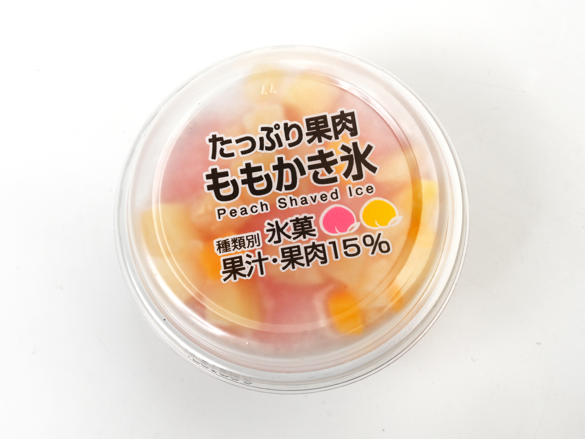 icemania's tweet photo. ファミマで桃づくしのカップかき氷が発売中!!🍑✨

セイカ食品『たっぷり果肉ももかき氷』

もも味のかき氷に、白桃と黄桃の果肉をぎっしりトッピング。果汁・果肉15%使用で、フタを開けると果肉とももソースがたっぷり!!見た目もカラフル😳氷はジャリジャリ系で暑い日にぴったり。ファミリーマート限定・数量限定の商品です。価格は228円（税込）！ご興味ある方はお近くのファミマで♪