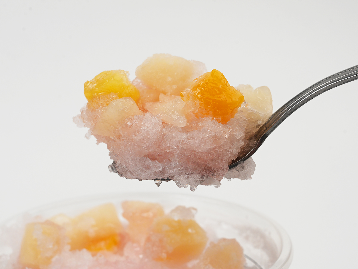 icemania's tweet photo. ファミマで桃づくしのカップかき氷が発売中!!🍑✨

セイカ食品『たっぷり果肉ももかき氷』

もも味のかき氷に、白桃と黄桃の果肉をぎっしりトッピング。果汁・果肉15%使用で、フタを開けると果肉とももソースがたっぷり!!見た目もカラフル😳氷はジャリジャリ系で暑い日にぴったり。ファミリーマート限定・数量限定の商品です。価格は228円（税込）！ご興味ある方はお近くのファミマで♪