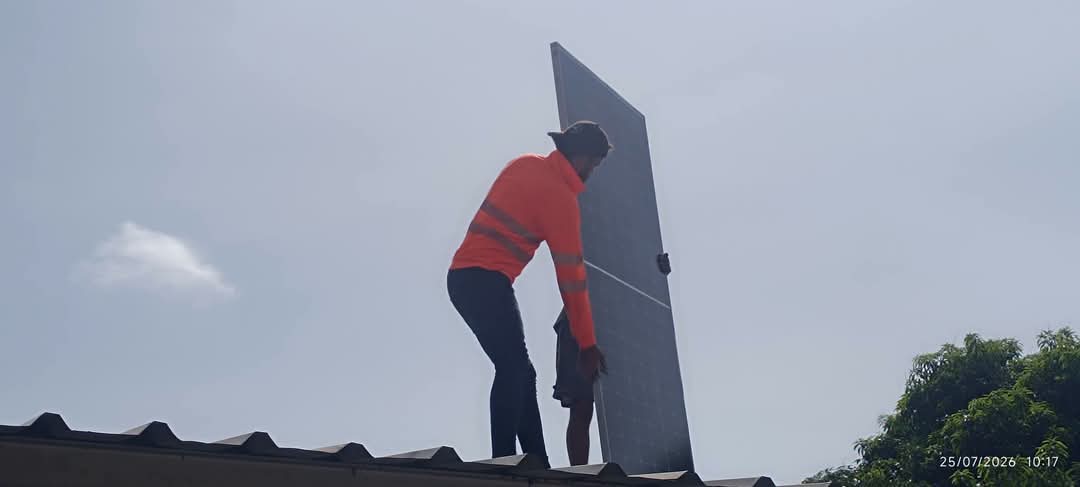 CubaMES's tweet photo. 🇨🇺✊ La @UniversidadMoa continúa con la instalación y montaje del sistema solar que garantizará el funcionamiento del Centro de Red y el Laboratorio de IA

👉 En CUPEY se realizó el montaje destinado a un espacio de soberanía alimentaria. 

📷✍️ @yurisley_valdes
#Cuba #MES50Años https://t.co/dkTECngVwW