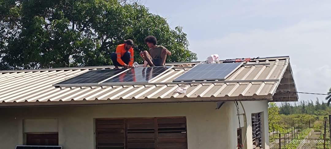 CubaMES's tweet photo. 🇨🇺✊ La @UniversidadMoa continúa con la instalación y montaje del sistema solar que garantizará el funcionamiento del Centro de Red y el Laboratorio de IA

👉 En CUPEY se realizó el montaje destinado a un espacio de soberanía alimentaria. 

📷✍️ @yurisley_valdes
#Cuba #MES50Años https://t.co/dkTECngVwW