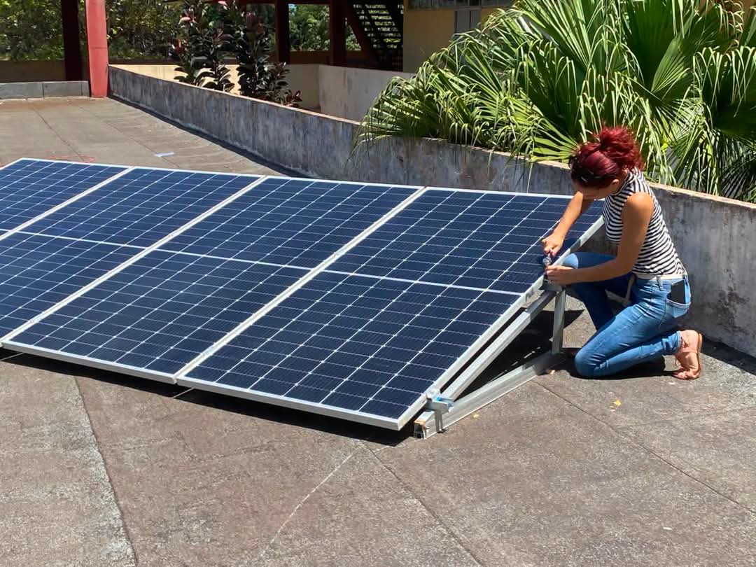 CubaMES's tweet photo. 🇨🇺✊ La @UniversidadMoa continúa con la instalación y montaje del sistema solar que garantizará el funcionamiento del Centro de Red y el Laboratorio de IA

👉 En CUPEY se realizó el montaje destinado a un espacio de soberanía alimentaria. 

📷✍️ @yurisley_valdes
#Cuba #MES50Años https://t.co/dkTECngVwW