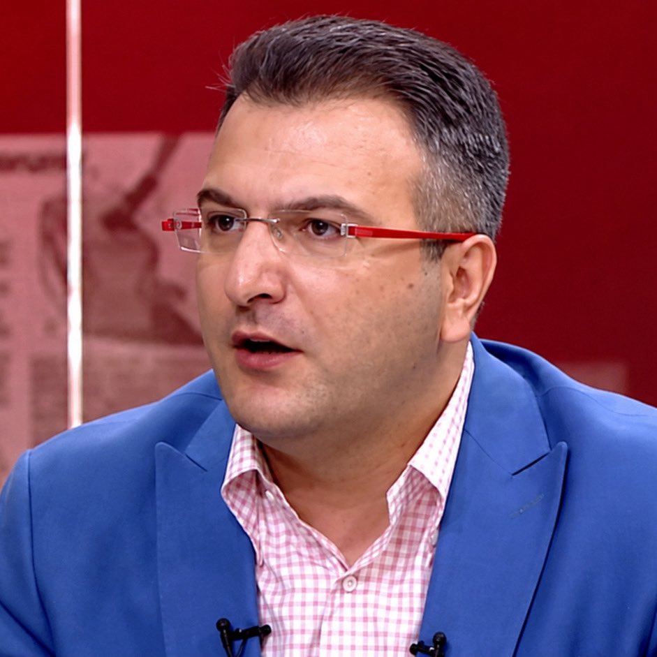 ajansmuhbir1923's tweet photo. 💥 Zihni Çakır duyurdu:

“Dün gece Jandarma tarafından gözaltına alınan Cem Küçük’ün,

•⁠ Kıbrıs merkezli Diyalog Gazetecilik’ten 17 kez,
•⁠ Çin merkezli GBtimes Global’den 20 kez,
•⁠ T.S. isimli şahıstan 27 kez,
•⁠ Mehmet Aydın isimli şahıstan 27 kez,
•⁠ Sezer Sezginer isimli şahıstan 17 kez para ödemeleri aldığı tespit edildi.

Küçük'ün, T.S. isimli şahıstan aldığı ödemelerin rüşvet suçlamalarının odağındaki bir avukatın imajını kurtarmaya yönelik sosyal medya kampanyası kapsamındaki “hak edişi” olduğu değerlendiriliyor.”