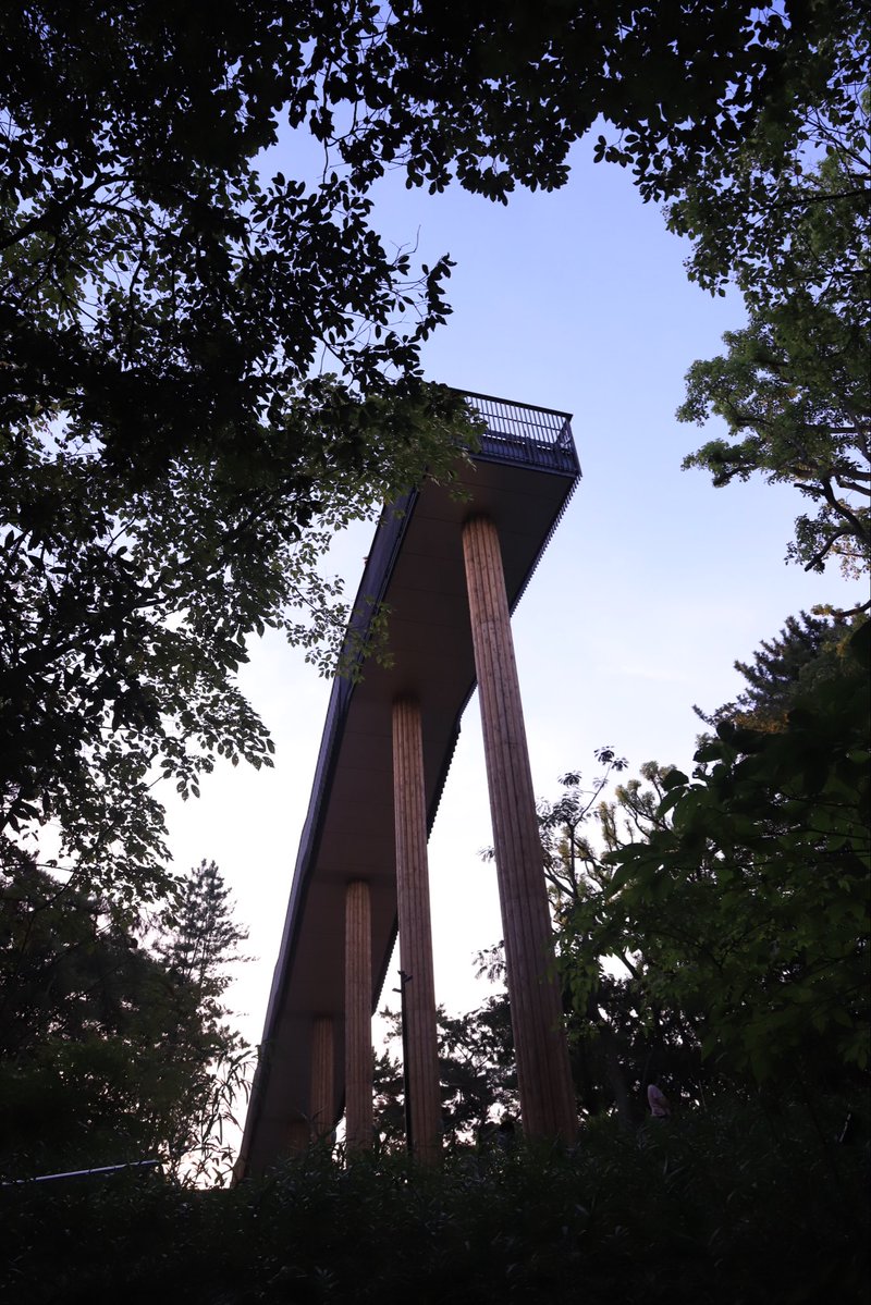 kazeoi4's tweet photo. 知り合いから西公園に新しく展望台が出来たと聞いて行ってみたけど、思ってたのと違う⁉️ https://t.co/t3OqCYNykO