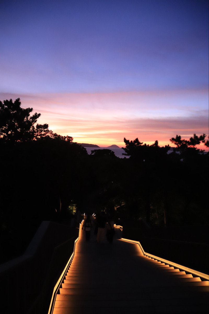 kazeoi4's tweet photo. 知り合いから西公園に新しく展望台が出来たと聞いて行ってみたけど、思ってたのと違う⁉️ https://t.co/t3OqCYNykO