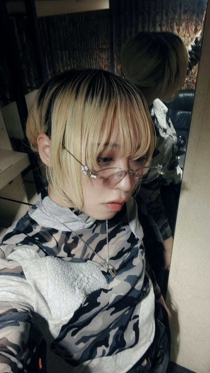 suisoh_'s tweet photo. EoCワンマン #Strings_in_Owl ||:echo:||
Offline Saga客演で参加しました。

簪で髪上げてました。

#Empty_old_City https://t.co/bXNz4im2L0