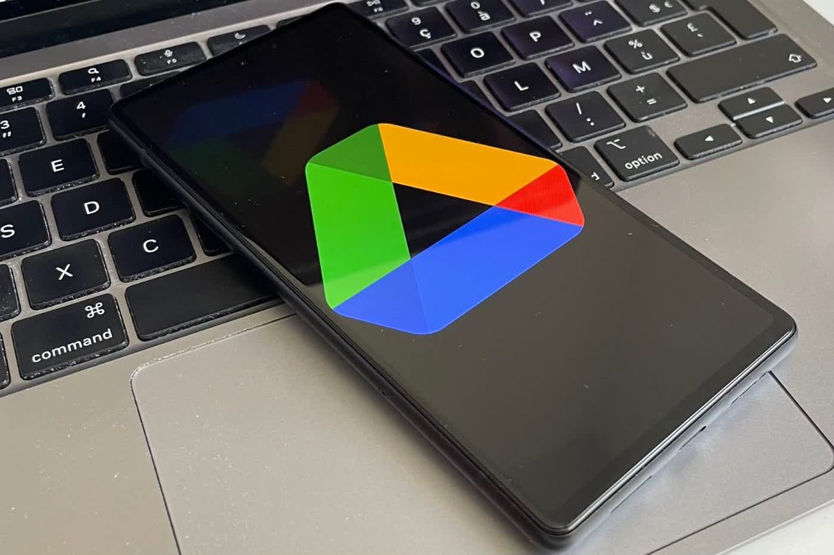 01net's tweet photo. Google est en train de déployer une mise à jour permettant de sauvegarder les documents du dossier Téléchargement de votre smartphone Android sur Google Drive 💡  ➡️ https://t.co/ITFbKaMMy1 https://t.co/JLAVQK1JJr