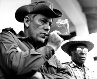 LectorHistoria's tweet photo. 31-julio-1981. Omar Torrijos.
Escribió Eduardo Galeano.
1981. 
«Mala suerte, falla humana, mal tiempo»
Un avión cae, a fines de mayo, y así acaba Jaime Roldós, presidente del Ecuador. Algunos campesinos del lugar escuchan que el avión estalla, y lo ven en llamas antes de que se estrelle.
No se permite a los médicos analizar el cadáver. No se intenta la autopsia. No aparece la caja negra: dicen que el avión no tenía. Los tractores aplanan el terreno del desastre. Se borran las grabaciones de las torres de control de Quito, Guayaquil y Loja. Varios testigos mueren en sucesivos accidentes. El informe de la Fuerza Aérea descarta de antemano cualquier atentado.
Mala suerte, falla humana, mal tiempo. Pero el presidente Roldós estaba defendiendo el codiciado petróleo del Ecuador, había restablecido relaciones con la prohibida Cuba y apoyaba las malditas revoluciones de Nicaragua, El Salvador y Palestina.
Dos meses después, otro avión cae, en Panamá. Mala suerte, falla humana, mal tiempo. Desaparecen dos campesinos que han escuchado la explosión del avión estallando en el aire. Omar Torrijos, culpable del rescate del canal de Panamá, sabía que no iba a morir de viejo en una cama.
Y casi en seguida, un helicóptero se derrumba en el Perú. Mala suerte, falla humana, mal tiempo. Esta vez la víctima es el comandante del ejército peruano, general Rafael Hoyos Rubio, viejo enemigo de la Standard Oil y de otras sociedades internacionales de beneficencia.