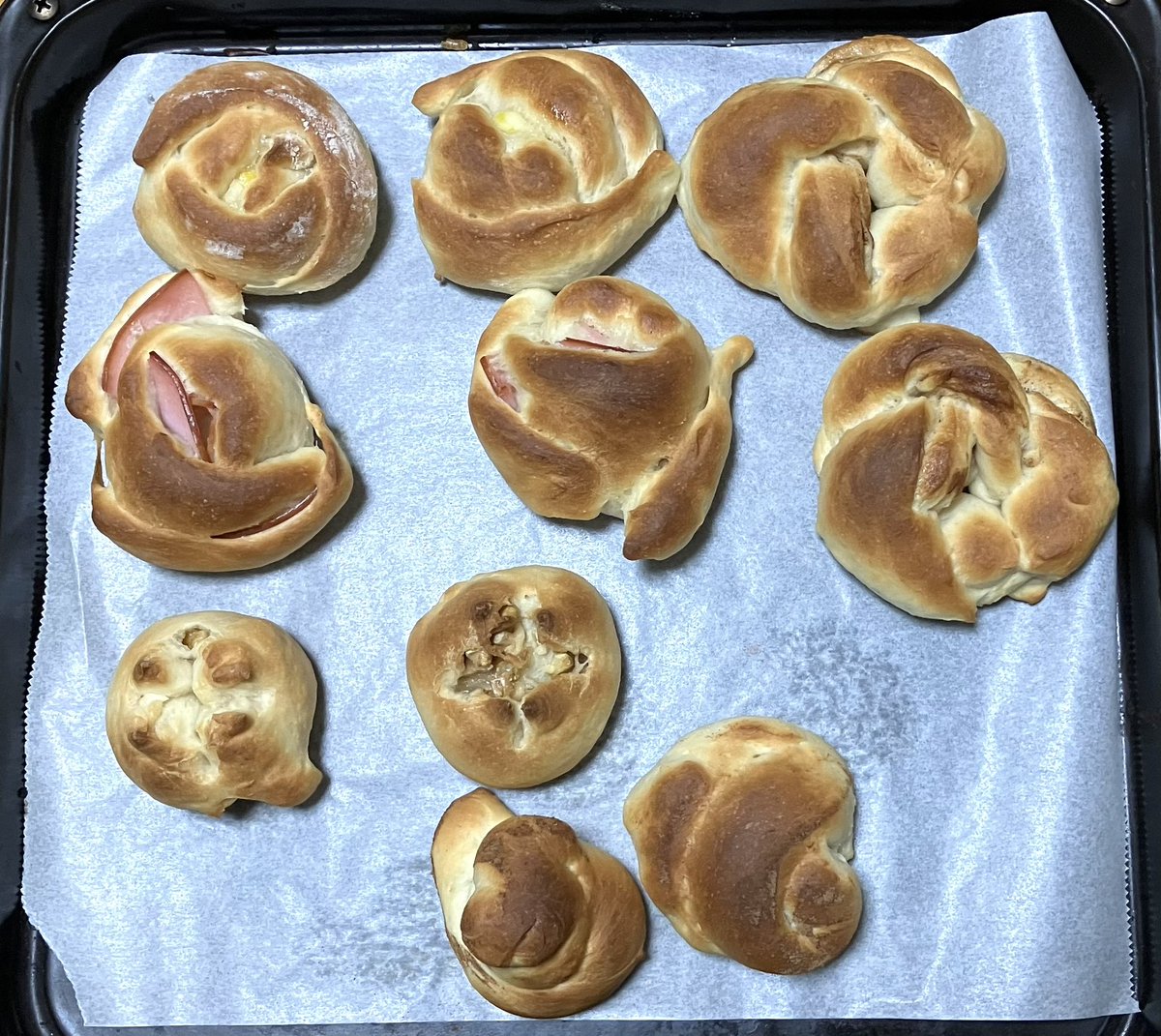 ecotaponta's tweet photo. ＃パン作り
 
採集行けないからパンばっか焼いてる https://t.co/Gn88YEvqPD