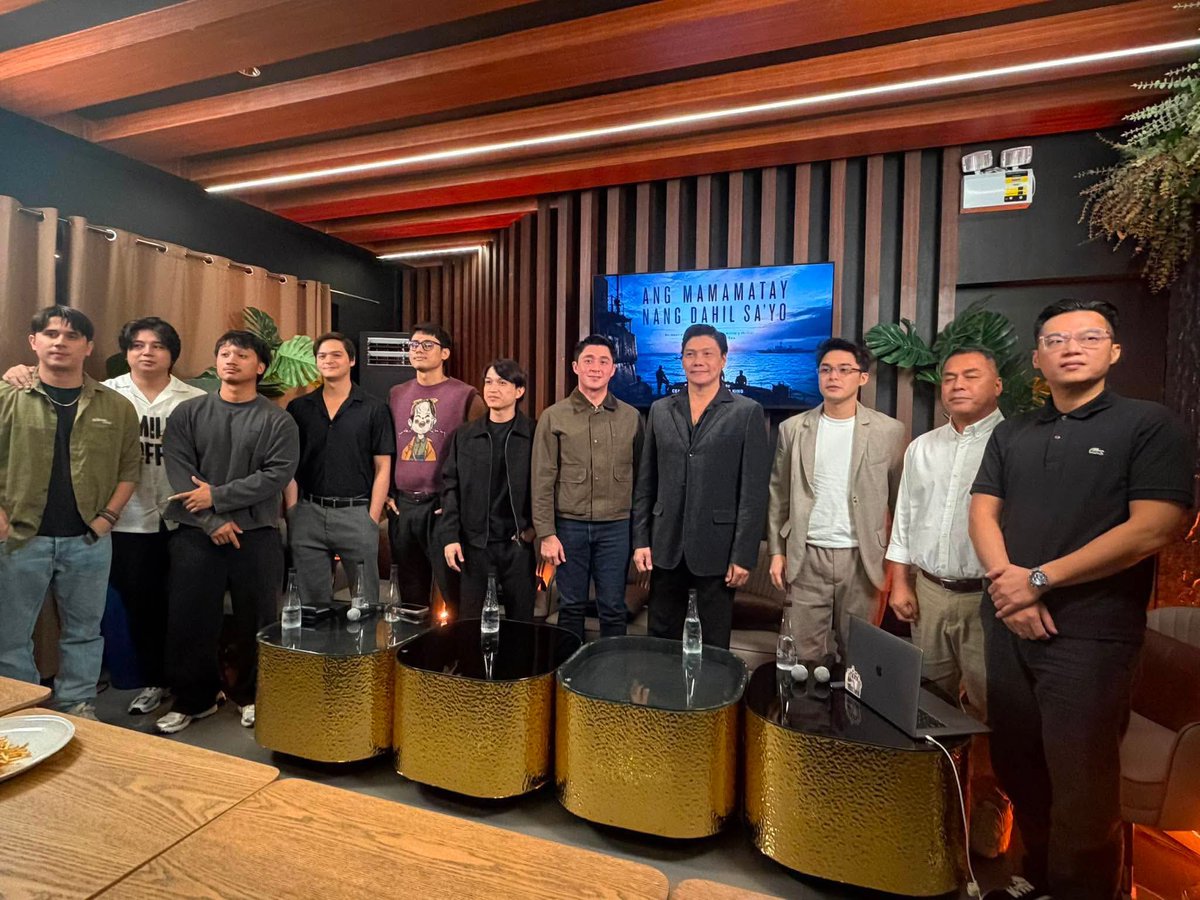 Push_Alerts's tweet photo. McCoy de Leon, Mon Confiado, Arron Villaflor, and Gold Azeron lead the cast of the upcoming military thriller film “Ang Mamamatay Nang Dahil Sa ‘Yo” which officially revealed its cast this afternoon. https://t.co/UqzOiqcYM5