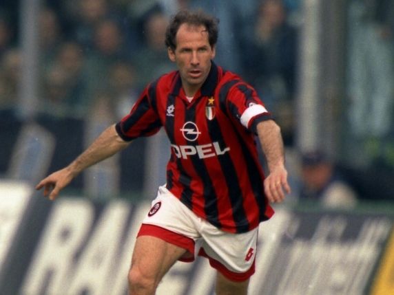 antoniofiorillo's tweet photo. Ho avuto la fortuna di vederlo giocare a Napoli tante volte. Calciatore fantastico! Guidava la difesa come pochi. Un carisma incredibile. Pedina insostituibile più di ogni altra in quel Milan perfetto. 
RIP Campione! ✝️
#FrancoBaresi, #Baresi
#Leggende⚽️ https://t.co/D2jKYGAHir