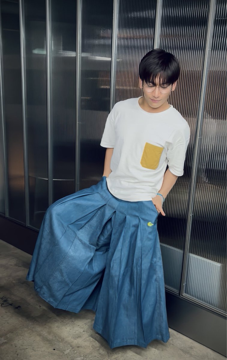 yohei_isshiki's tweet photo. #新木宏典 さんが袴パンツをプレゼント下さいました…ヒロさんが稽古中に履かれているのを見て、そのあまりの機能性に驚いていたら、昨夜ふいに「はい☺️🎁」と。（物欲しそうな目をしていたことは大いに認めます）

ヒロさんの大切なご友人のブランドで、8/6より受注開始とのこと。性別問わずオススメですし、特に役者さん、このパンツには「帯刀できるポケット」がありますよ。ヒロさん、本当に有難うございました。https://t.co/HDYPIUxkp9