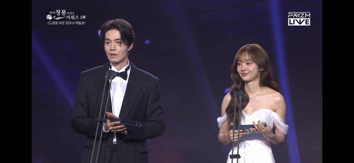 daheeverse's tweet photo. JEONG JINMAN AND JEONG JIAN AWARD PRESENTERS

#BlueDragonSeriesAwards2026
#LeeDongWook #KimHyeJun https://t.co/QZN4hDr86Q