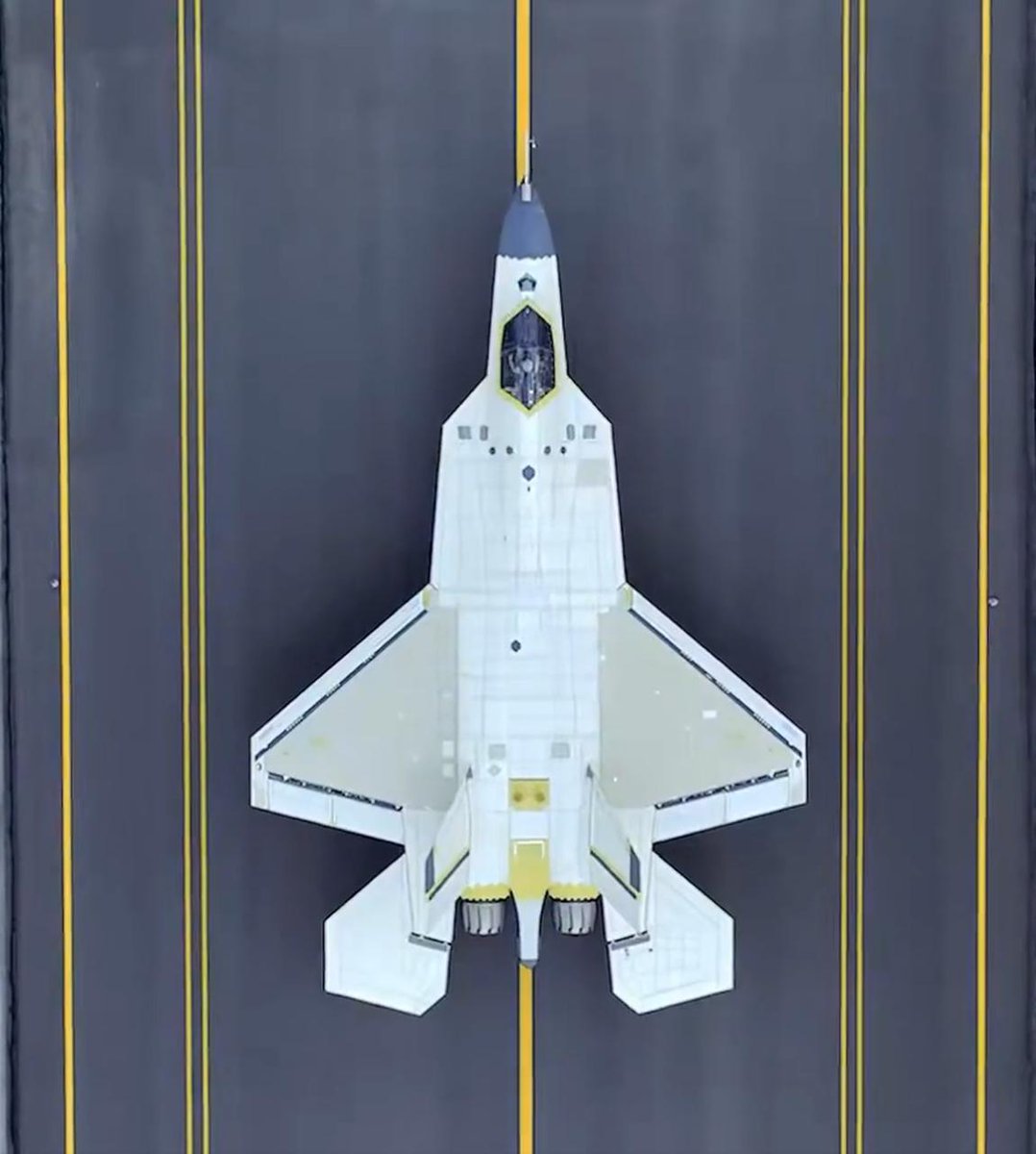 ReportGuerraCL's tweet photo. Turkish Aerospace Industries (#TAI) ha publicado nuevas imágenes del segundo prototipo (#P1) del KAAN completando con éxito las pruebas de rodaje con motores, confirmando que la aeronave ha iniciado las pruebas en tierra de cara a su primer vuelo. https://t.co/Vo2EycDX8a