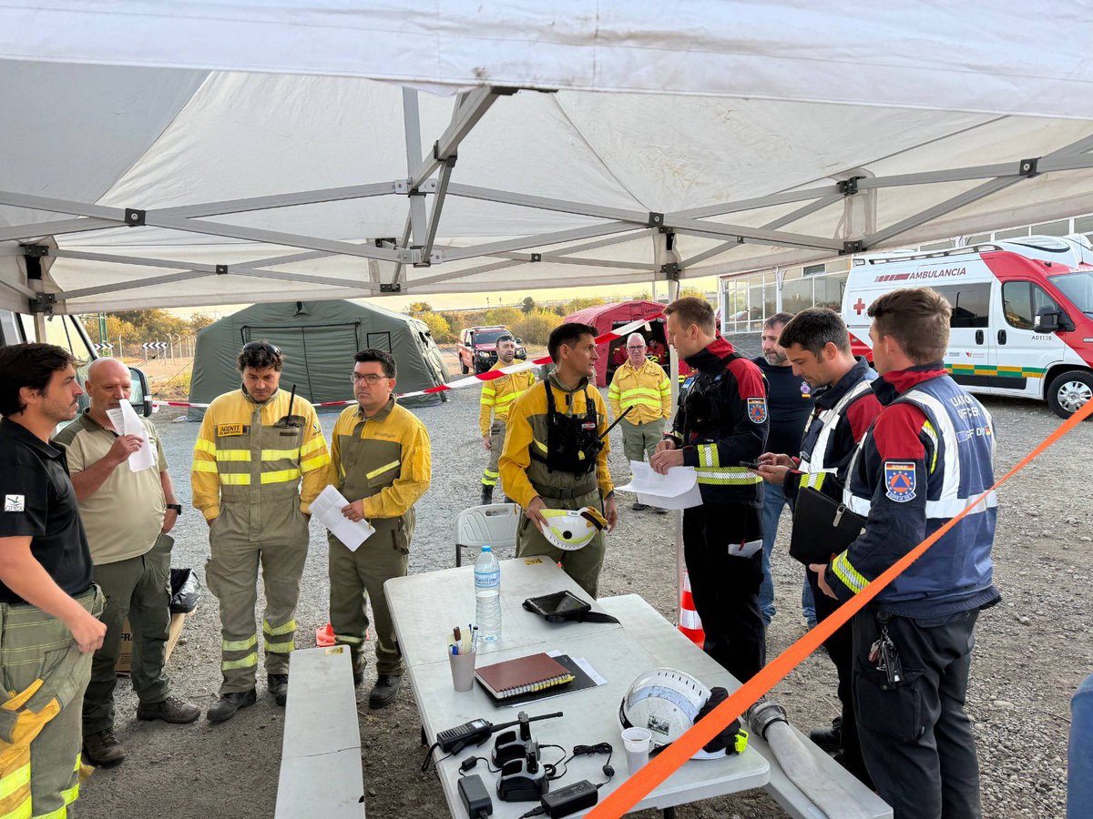 LopezMirasF's tweet photo. Dos técnicos de la #RegióndeMurcia se incorporan a la misión FAST para apoyar la extinción del incendio de Zamora.

Aportarán su experiencia y profesionalidad para coordinar los dispositivos internacionales de Serbia, Catar y Alemania que trabajan sobre el terreno.

Nuestra tierra, comprometida en la lucha contra el fuego.