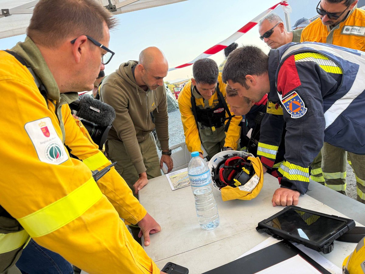 LopezMirasF's tweet photo. Dos técnicos de la #RegióndeMurcia se incorporan a la misión FAST para apoyar la extinción del incendio de Zamora.

Aportarán su experiencia y profesionalidad para coordinar los dispositivos internacionales de Serbia, Catar y Alemania que trabajan sobre el terreno.

Nuestra tierra, comprometida en la lucha contra el fuego.