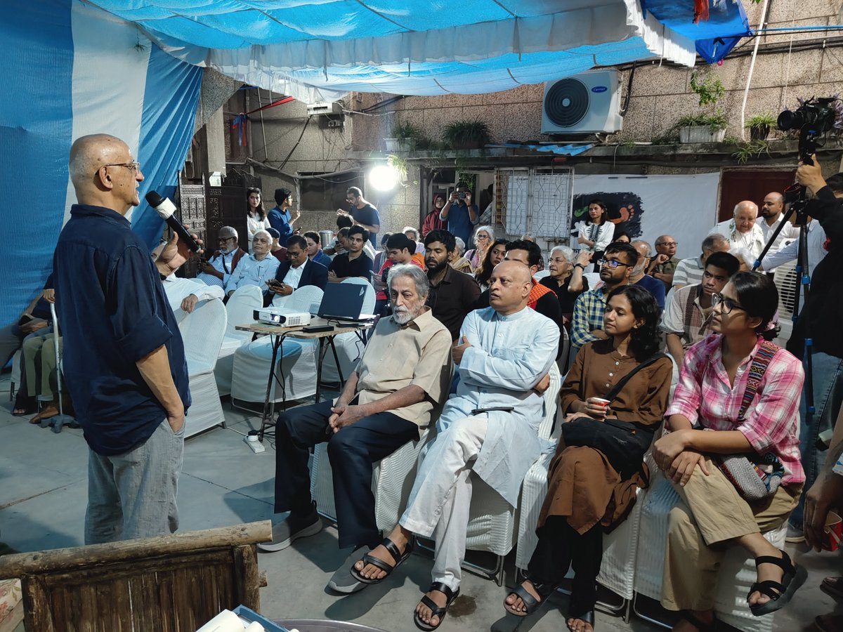 neha_aisa's tweet photo. Karwan-e-Mohabbat organised a felicitation of students &amp; youth who fought at the barricades, and defeated the arrogance and venom of the Modi govt.

Thank you @harsh_mander and Prof. Prabhat Patnaik for your gesture.

We will take this struggle forward! https://t.co/SbrtosNZeZ